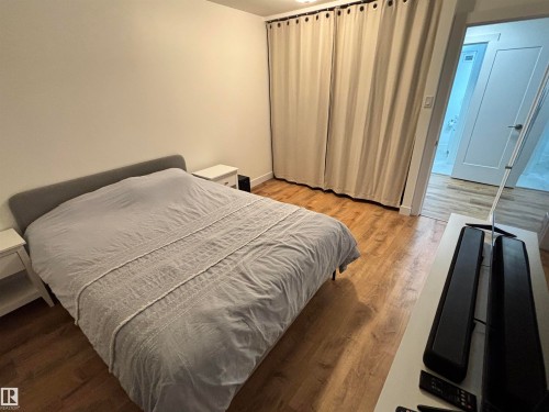 811 10883 Saskatchewan Drive, Edmonton, AB - Indoor Photo Showing Bedroom