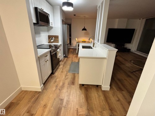 811 10883 Saskatchewan Drive, Edmonton, AB - Indoor Photo Showing Kitchen