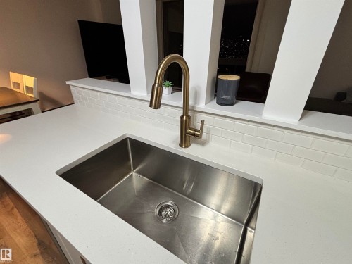 811 10883 Saskatchewan Drive, Edmonton, AB - Indoor Photo Showing Kitchen