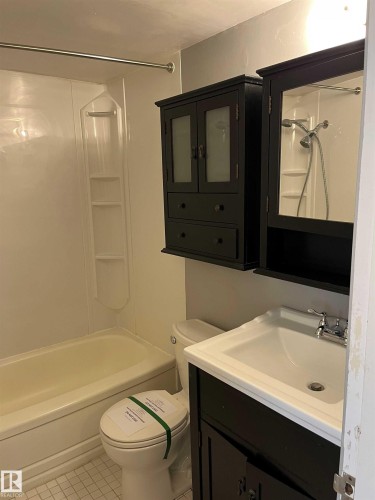 203 8524 Gateway Boulevard, Edmonton, AB - Indoor Photo Showing Bathroom