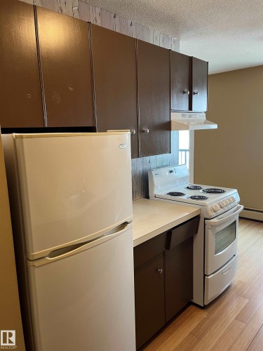 203 8524 Gateway Boulevard, Edmonton, AB - Indoor Photo Showing Kitchen