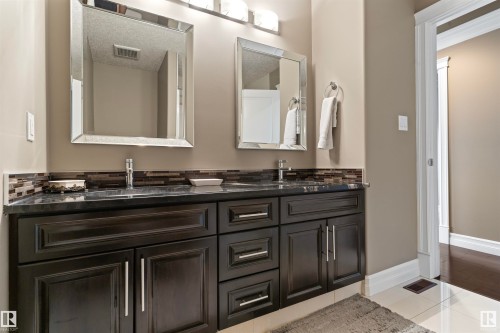 1254 Adamson Drive, Edmonton, AB - Indoor Photo Showing Bathroom