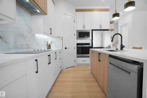 1160 Gyrfalcon Crescent, Edmonton, AB - Indoor Photo Showing Kitchen