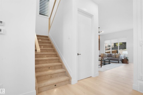 1160 Gyrfalcon Crescent, Edmonton, AB - Indoor Photo Showing Other Room