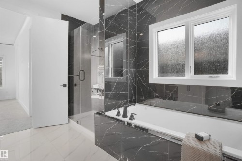 1160 Gyrfalcon Crescent, Edmonton, AB - Indoor Photo Showing Bathroom