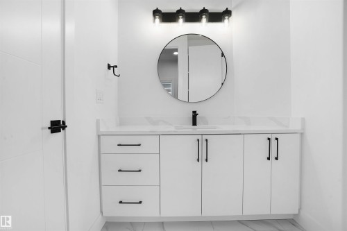 1160 Gyrfalcon Crescent, Edmonton, AB - Indoor Photo Showing Bathroom