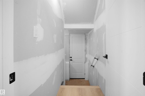 1160 Gyrfalcon Crescent, Edmonton, AB - Indoor Photo Showing Other Room