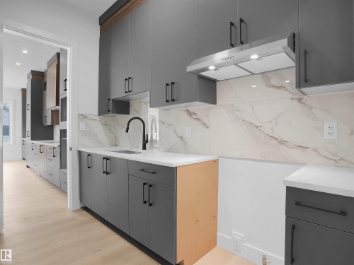 1113 Gyrfalcon Crescent, Edmonton, AB - Indoor Photo Showing Kitchen