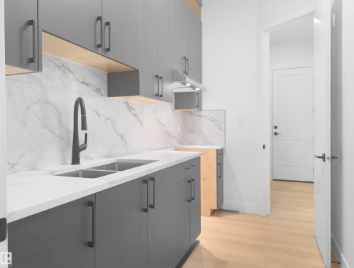 1113 Gyrfalcon Crescent, Edmonton, AB - Indoor Photo Showing Kitchen With Double Sink With Upgraded Kitchen