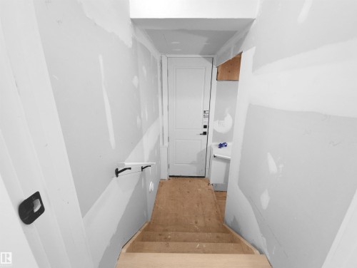 1113 Gyrfalcon Crescent, Edmonton, AB - Indoor Photo Showing Other Room
