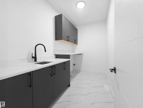 1113 Gyrfalcon Crescent, Edmonton, AB - Indoor Photo Showing Kitchen