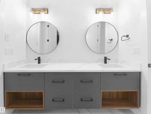 1113 Gyrfalcon Crescent, Edmonton, AB - Indoor Photo Showing Bathroom