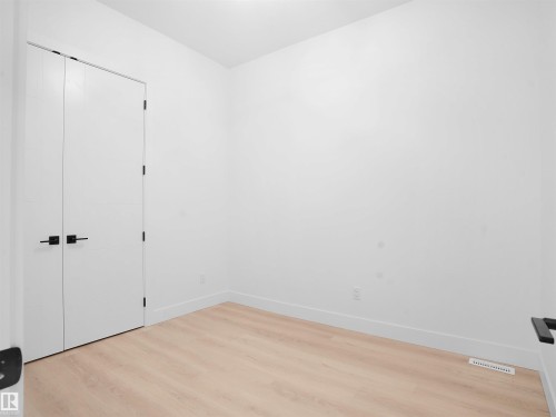 1113 Gyrfalcon Crescent, Edmonton, AB - Indoor Photo Showing Other Room