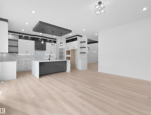 1107 Gyrfalcon Crescent, Edmonton, AB - Indoor Photo Showing Kitchen