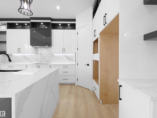 1107 Gyrfalcon Crescent, Edmonton, AB - Indoor Photo Showing Kitchen