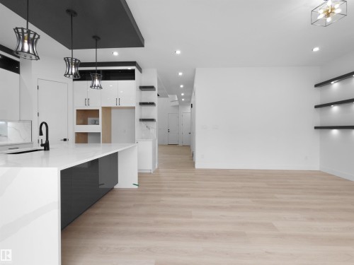 1107 Gyrfalcon Crescent, Edmonton, AB - Indoor Photo Showing Kitchen