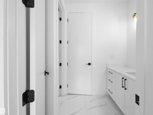 1107 Gyrfalcon Crescent, Edmonton, AB - Indoor Photo Showing Other Room