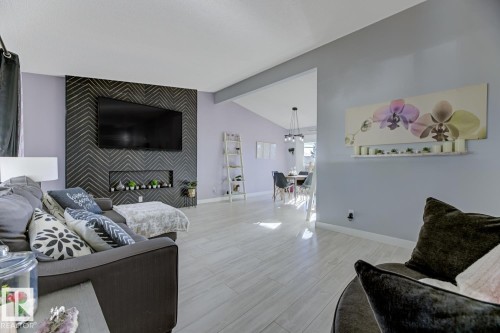 5707 89 Avenue, Edmonton, AB - Indoor Photo Showing Living Room
