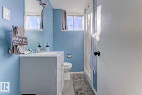 5707 89 Avenue, Edmonton, AB - Indoor Photo Showing Bathroom