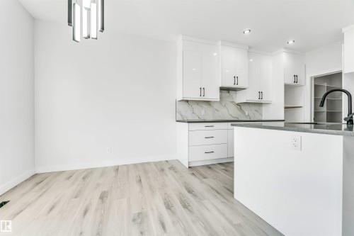 100 Eldridge Point(E), St. Albert, AB - Indoor Photo Showing Kitchen With Upgraded Kitchen