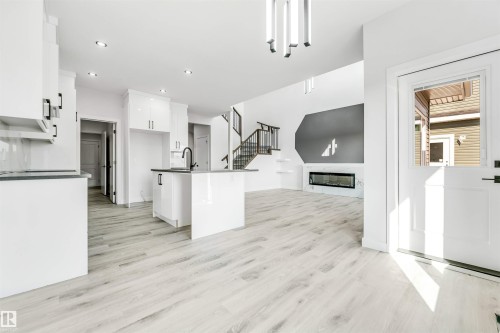 100 Eldridge Point(E), St. Albert, AB - Indoor Photo Showing Kitchen