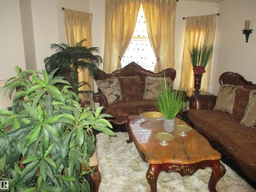 14043 134 Street, Edmonton, AB - Indoor Photo Showing Living Room