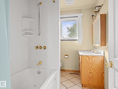13207 133 Avenue, Edmonton, AB - Indoor Photo Showing Bathroom