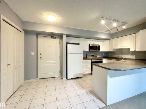 1402 10909 103 Avenue, Edmonton, AB - Indoor Photo Showing Kitchen With Double Sink