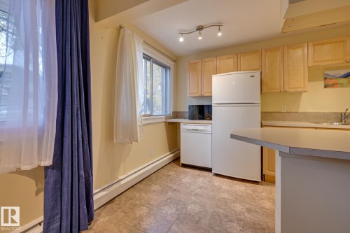 105 10621 79 Avenue, Edmonton, AB - Indoor Photo Showing Kitchen
