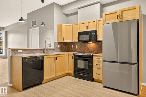 100 10531 117 Street, Edmonton, AB - Indoor Photo Showing Kitchen