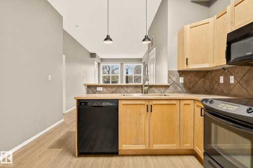 100 10531 117 Street, Edmonton, AB - Indoor Photo Showing Kitchen