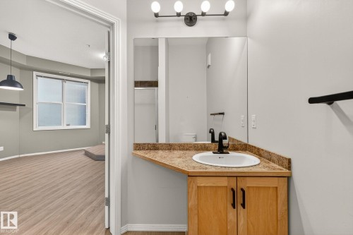 100 10531 117 Street, Edmonton, AB - Indoor Photo Showing Bathroom