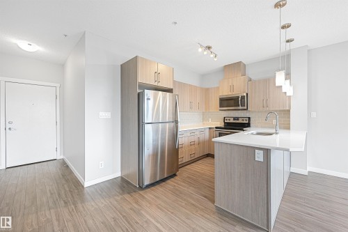 310 812 Welsh Drive, Edmonton, AB - Indoor Photo Showing Kitchen With Stainless Steel Kitchen With Upgraded Kitchen
