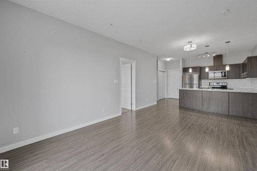 405 812 Welsh Drive, Edmonton, AB - Indoor Photo Showing Kitchen