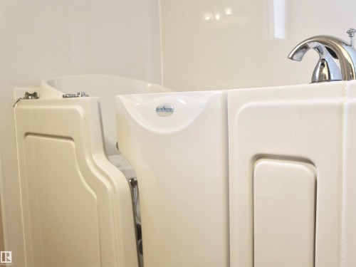 7 5831 46 Street, Barrhead, AB - Indoor Photo Showing Bathroom