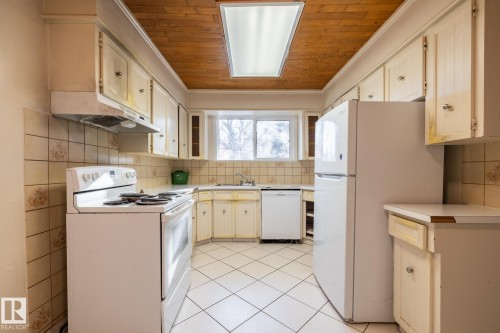 11819 87 Avenue, Edmonton, AB - Indoor Photo Showing Kitchen