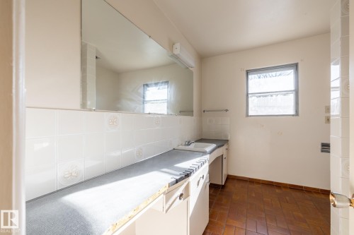 11819 87 Avenue, Edmonton, AB - Indoor