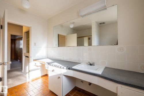11819 87 Avenue, Edmonton, AB - Indoor Photo Showing Bathroom