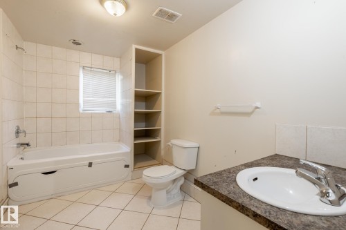 11819 87 Avenue, Edmonton, AB - Indoor Photo Showing Bathroom