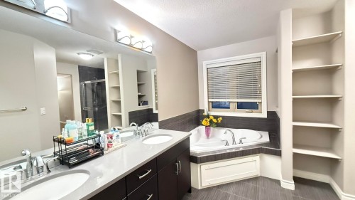 1076 Armitage Crescent, Edmonton, AB - Indoor Photo Showing Bathroom