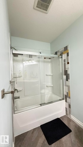 1076 Armitage Crescent, Edmonton, AB - Indoor Photo Showing Bathroom