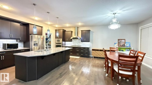 1076 Armitage Crescent, Edmonton, AB - Indoor Photo Showing Kitchen With Upgraded Kitchen