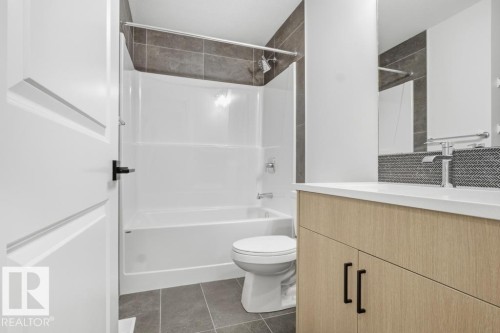 264 Paterson Link, Edmonton, AB - Indoor Photo Showing Bathroom