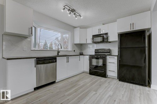 6208 137 Avenue, Edmonton, AB - Indoor Photo Showing Kitchen