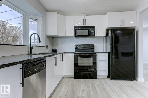 6208 137 Avenue, Edmonton, AB - Indoor Photo Showing Kitchen