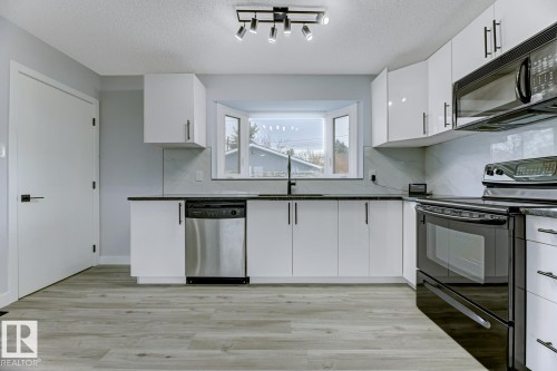 6208 137 Avenue, Edmonton, AB - Indoor Photo Showing Kitchen