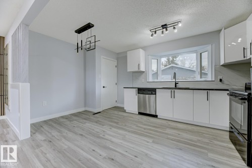 6208 137 Avenue, Edmonton, AB - Indoor Photo Showing Kitchen