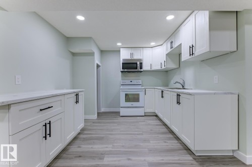 6208 137 Avenue, Edmonton, AB - Indoor Photo Showing Kitchen