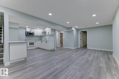 6208 137 Avenue, Edmonton, AB - Indoor Photo Showing Kitchen