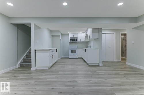 6208 137 Avenue, Edmonton, AB - Indoor Photo Showing Kitchen